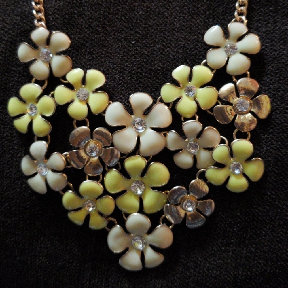 New Beautiful statement flowers necklace